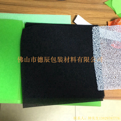 過(guò)濾海綿也稱網(wǎng)狀海綿，爆破海綿。聚氨酯過(guò)濾海綿由普通開(kāi)孔軟泡高溫爆破開(kāi)孔加工而成，爆破除掉了泡沫網(wǎng)絡(luò)之間原有的氣泡膜，得到了主體骨架網(wǎng)狀結(jié)構(gòu)。
過(guò)濾海綿的空隙率高達(dá)97%，具有優(yōu)異的透氣性、良好的柔軟性和較高的機(jī)械強(qiáng)度。
