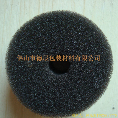 過(guò)濾海綿也稱網(wǎng)狀海綿，爆破海綿。聚氨酯過(guò)濾海綿由普通開(kāi)孔軟泡高溫爆破開(kāi)孔加工而成，爆破除掉了泡沫網(wǎng)絡(luò)之間原有的氣泡膜，得到了主體骨架網(wǎng)狀結(jié)構(gòu)。
過(guò)濾海綿的空隙率高達(dá)97%，具有優(yōu)異的透氣性、良好的柔軟性和較高的機(jī)械強(qiáng)度。

