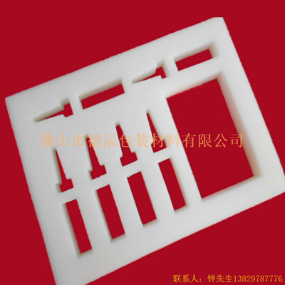 海綿內(nèi)托對各行各業(yè)產(chǎn)品起到絕緣、密封、防震、防塵、填充、隔音、固定，能夠保護(hù)包裝產(chǎn)品在運(yùn)輸過程中安然無恙，起到保護(hù)產(chǎn)品的一個(gè)作用，同時(shí)可以美化產(chǎn)品，提升產(chǎn)品檔次。
